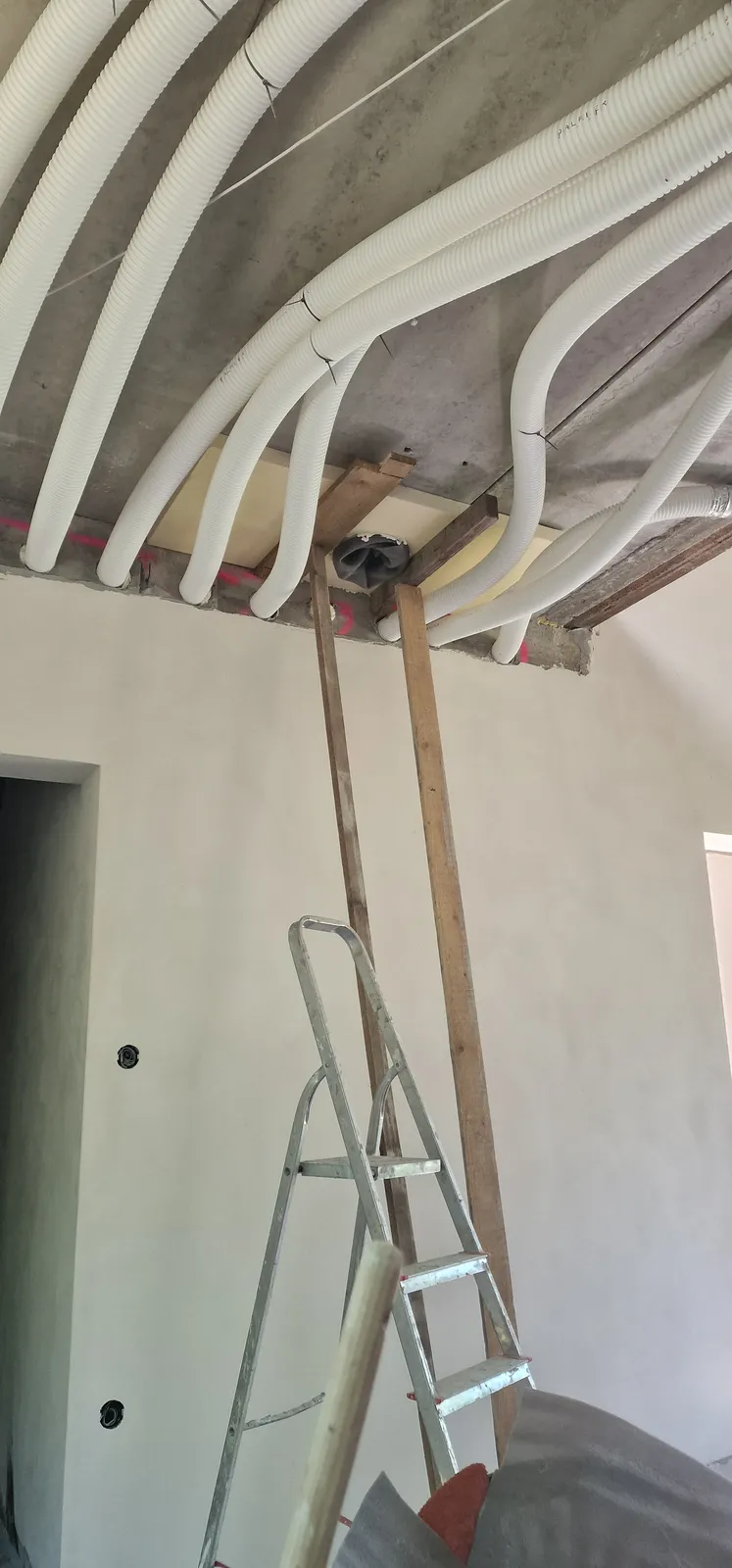 Rozvody vedené skrz vyvrtané prostupy ve stropě